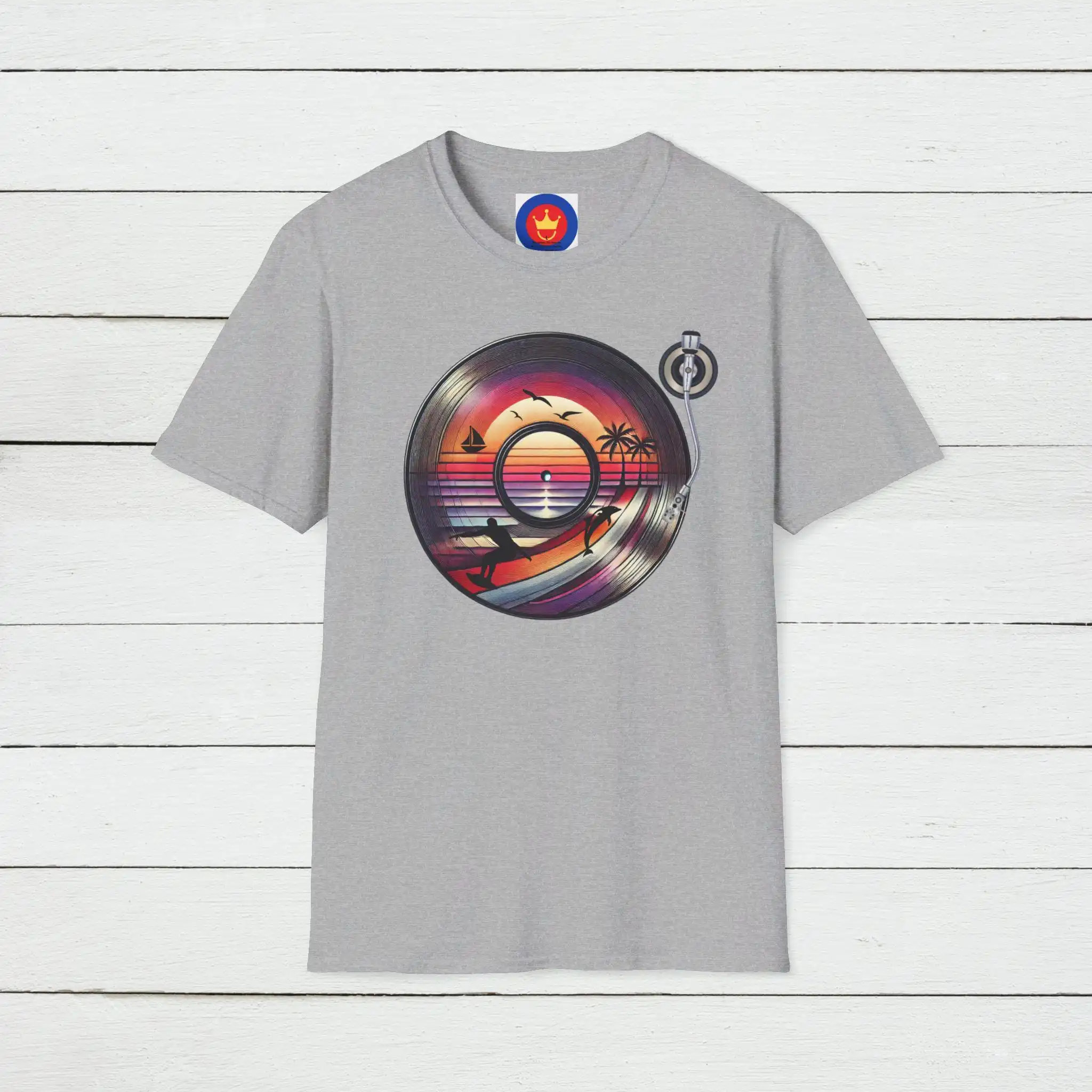 Vintage Vibes Fashion - เสื้อยืดลายเรโทรบีช ไวนิล ดีไซน์ดนตรีชายฝั่งสไตล์วินเทจ 70S กลิ่นอายเซิร์ฟ คลาสสิค