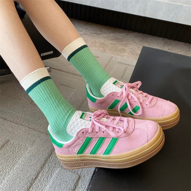 Adidas Shoes Gazelle - อาดิดาส IE0420 รองเท้าผ้าใบหนังกลับสำหรับผู้หญิงรุ่น Retro สีชมพู-เขียว พื้นรองเท้าแบบยางสีเขียว