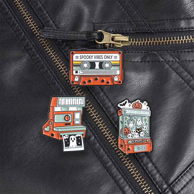 Vintage Vibes Fashion - เข็มกลัดเคลือบลายกล้องโพลารอยด์ผีสิงสุดหลอน สไตล์เรโทรฮาโลวีน พร้อมรูปผีสีขาว สำหรับสร้างบรรยากาศวินเทจสุดหลอน