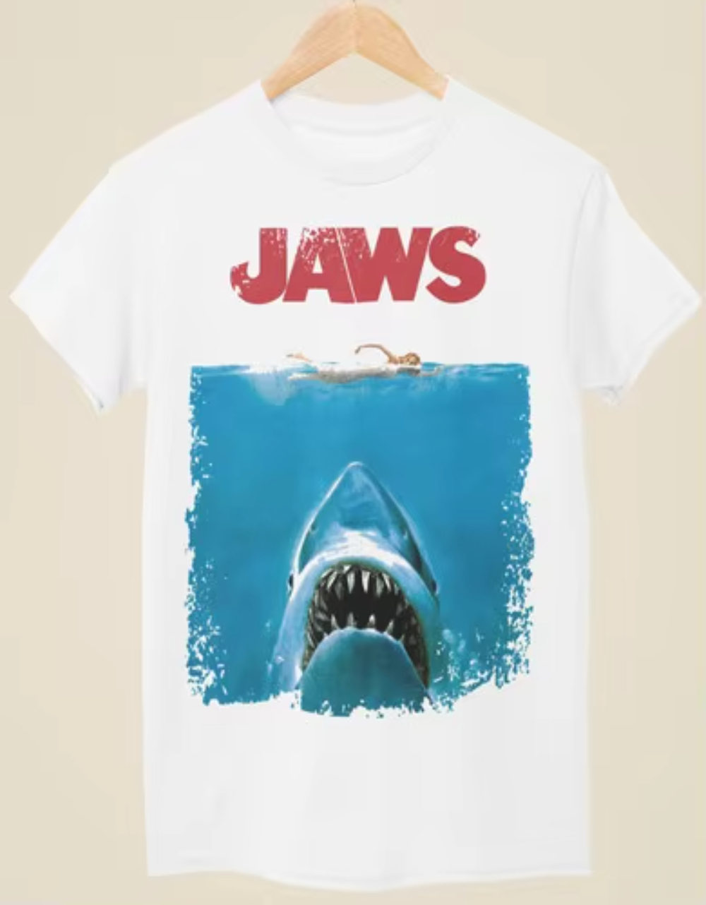 Vintage Fashion Illustrations - เสื้อยืดวินเทจที่ได้รับแรงบันดาลใจจากโปสเตอร์ภาพยนตร์เรื่อง Jaws เสื้อยืดสีดำพร้อมลายพิมพ์ ชุดลำลองแฟชั่นแนวสตรีทสำหรับทุกวัน