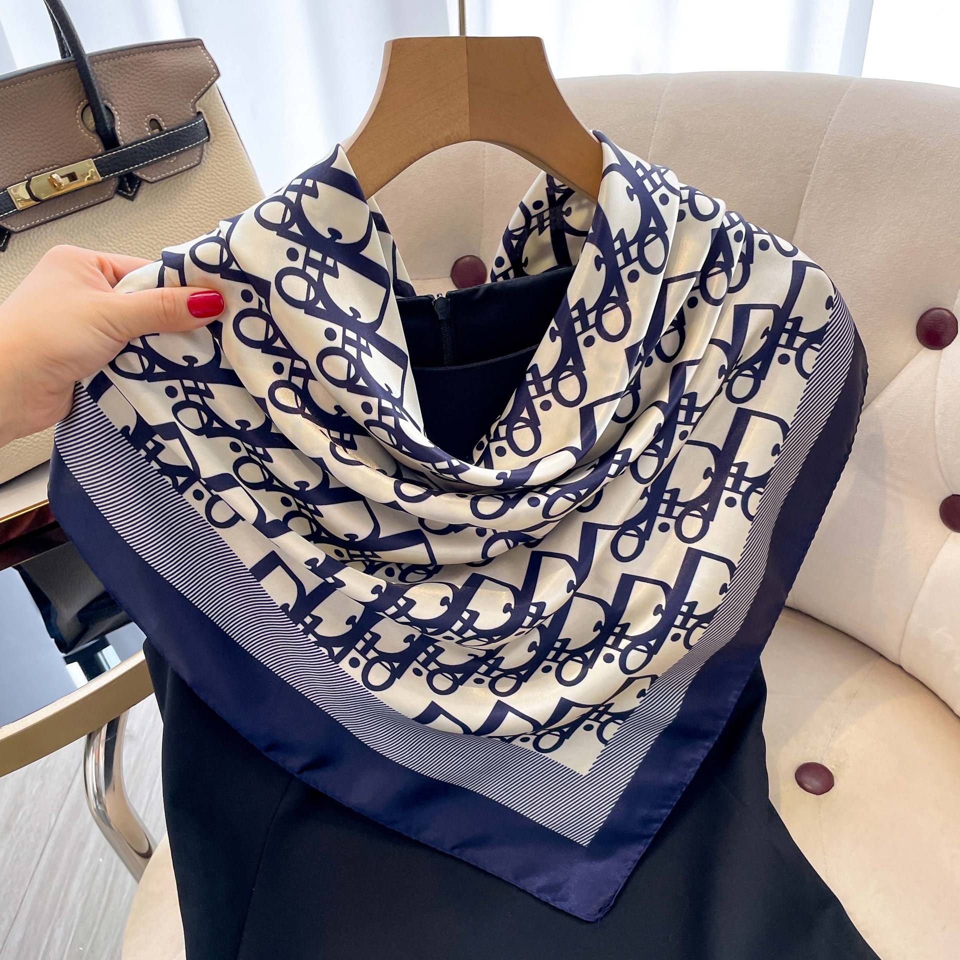 Vintage Fashion Shop - ผ้าพันคอไหมพิมพ์ลายวินเทจสำหรับผู้หญิง ขนาด 90 ซม. 1 ผืน
